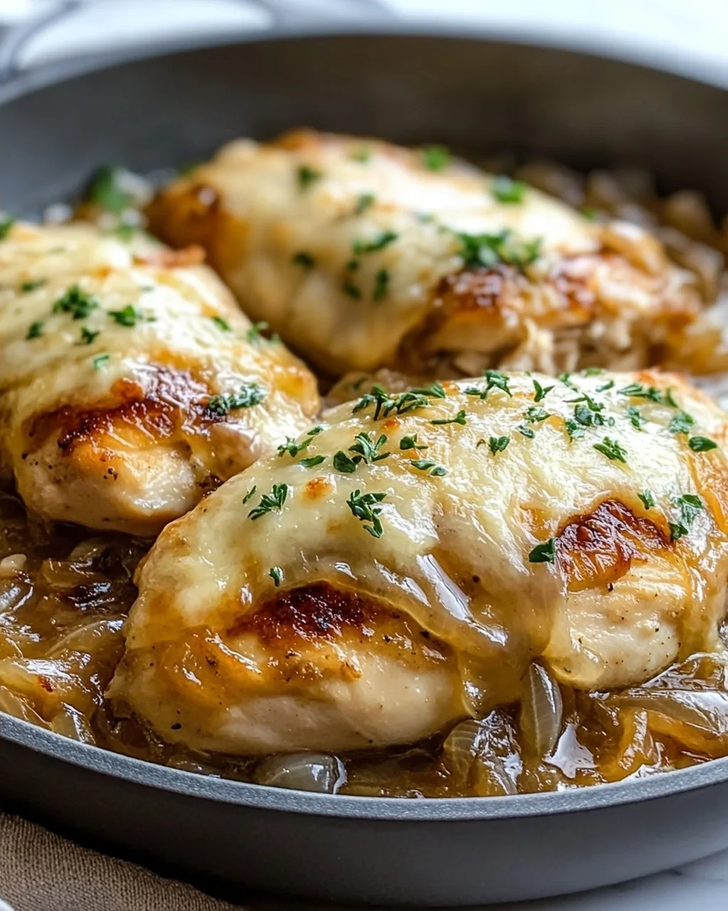 Cremige French Onion Hähnchenpfanne mit geschmolzenem Gruyère