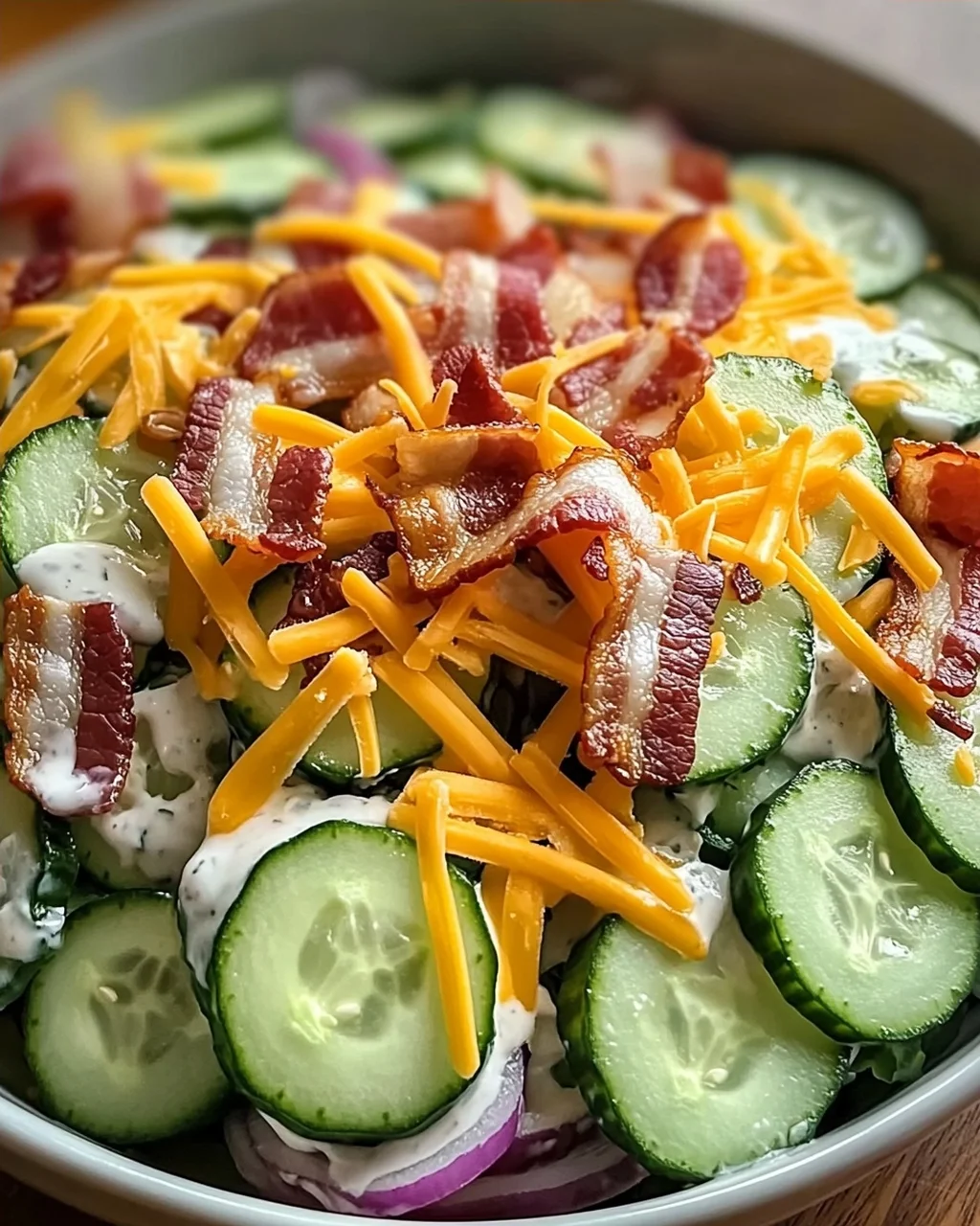 Klassischer Gurken-Ranch-Crack-Salat ganz einfach zubereitet
