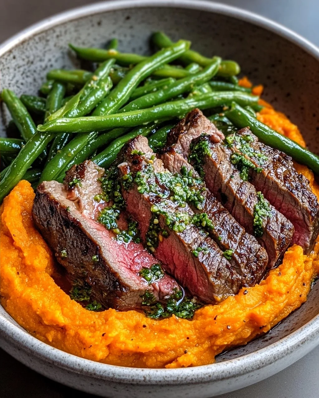 Leckere Steak Bowl mit Süßkartoffelpüree und grünen Bohnen